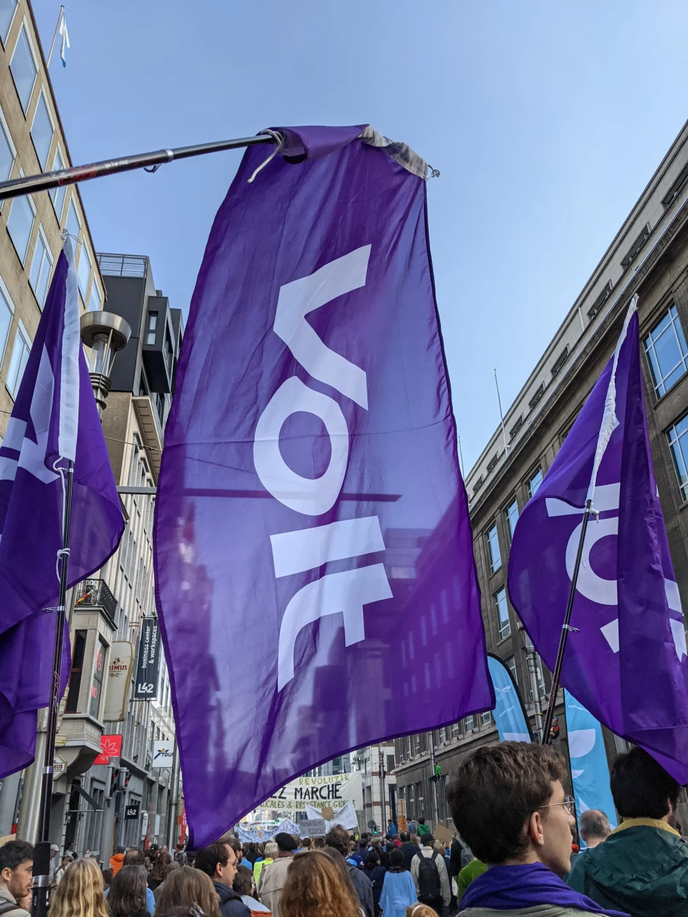 Flags of Volt in de wetstraat