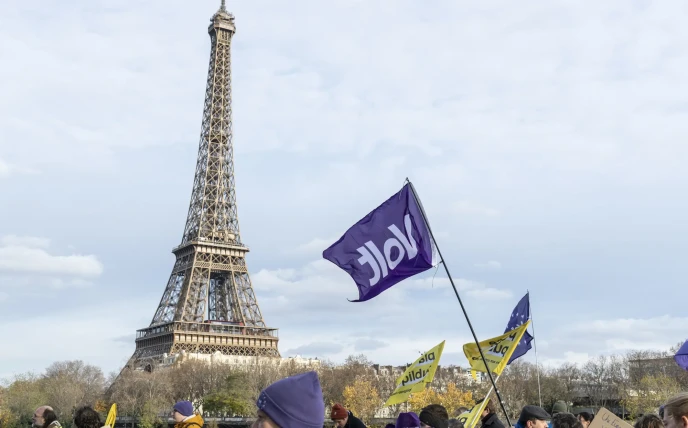 Flag of Volt in front of the Eiffel Tower