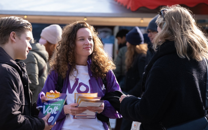 Volters handing out flyers on a market